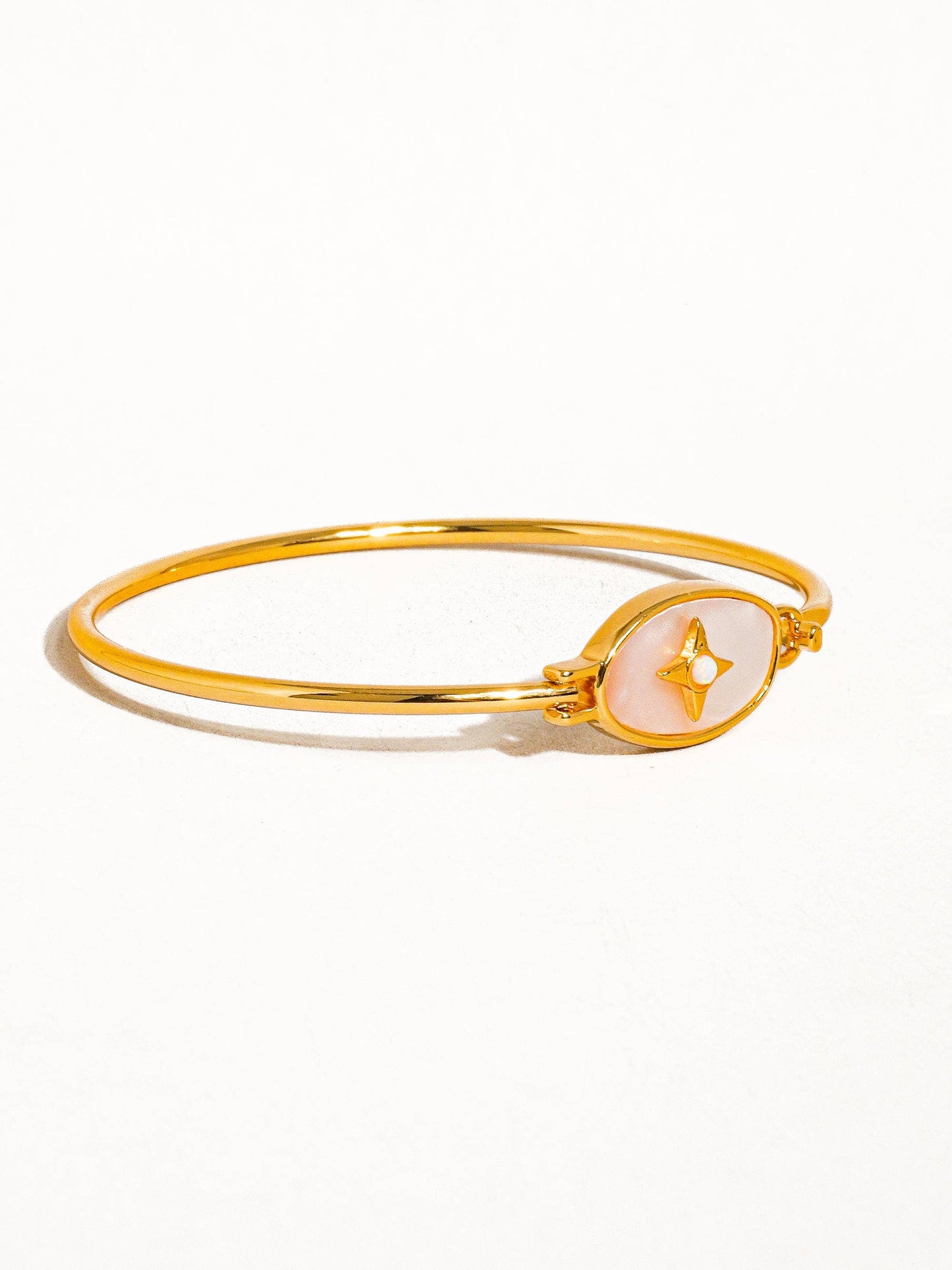 Aileen 18K Gold Vintage Star Shell Bangle