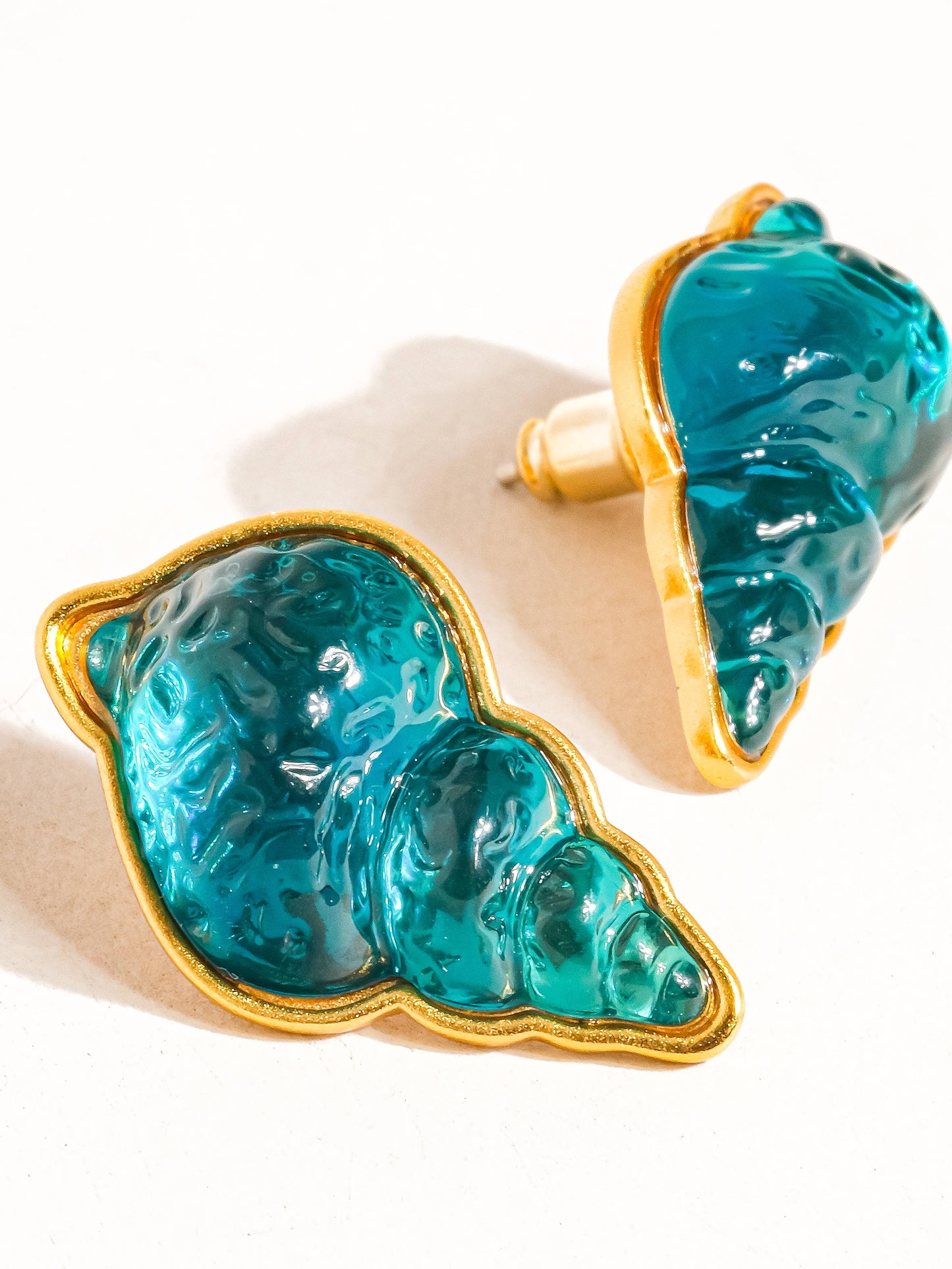 Yvon 18K Gold Vintage Shell Stud