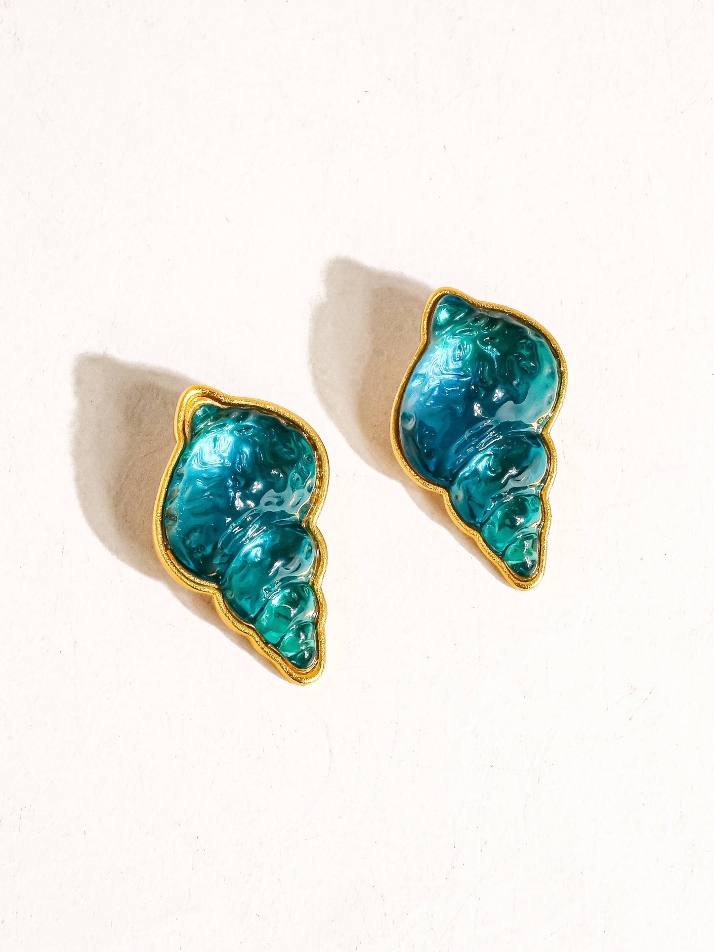 Yvon 18K Gold Vintage Shell Stud