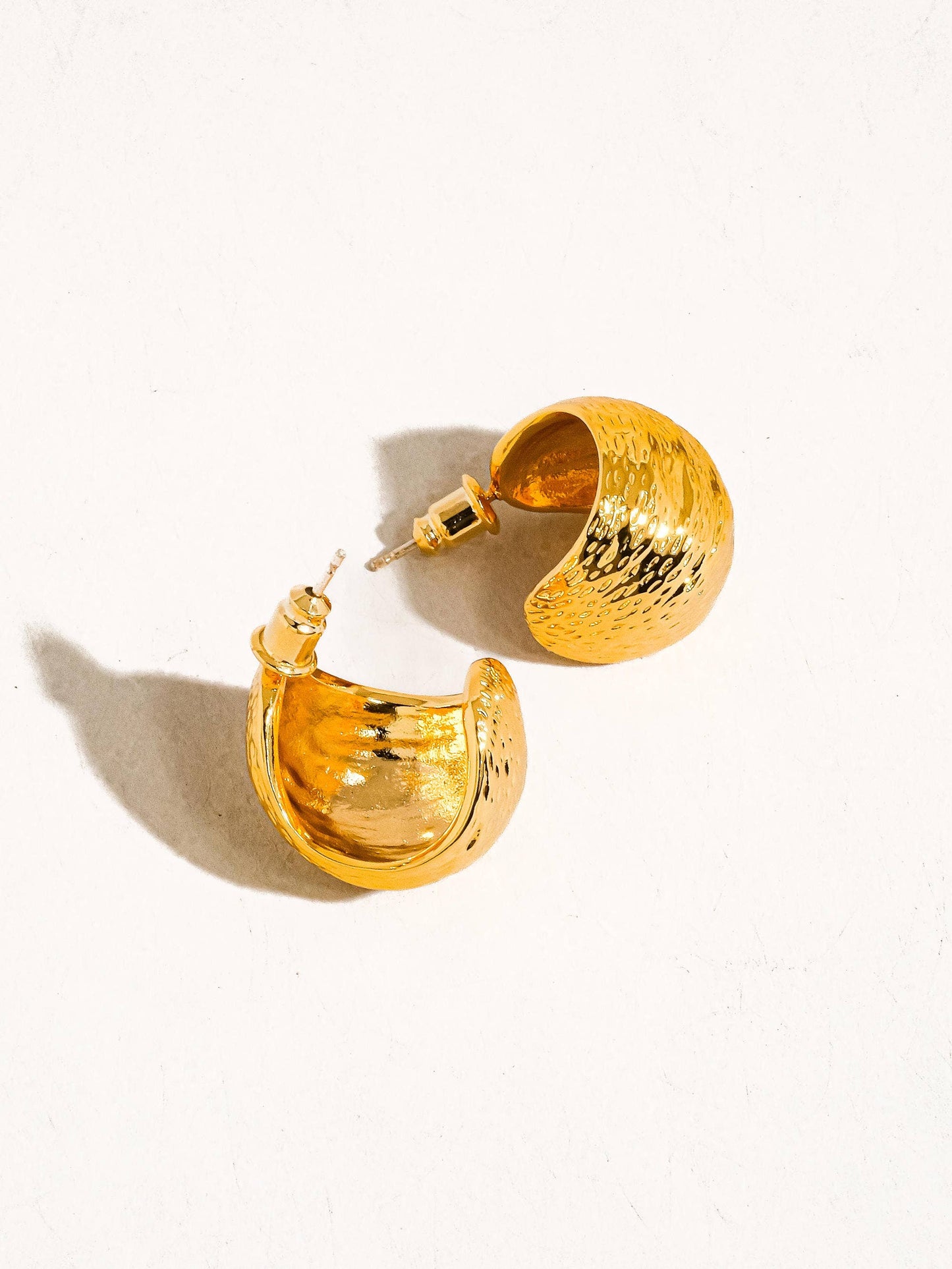 Zélie 18K Gold Textured Huggie Earring