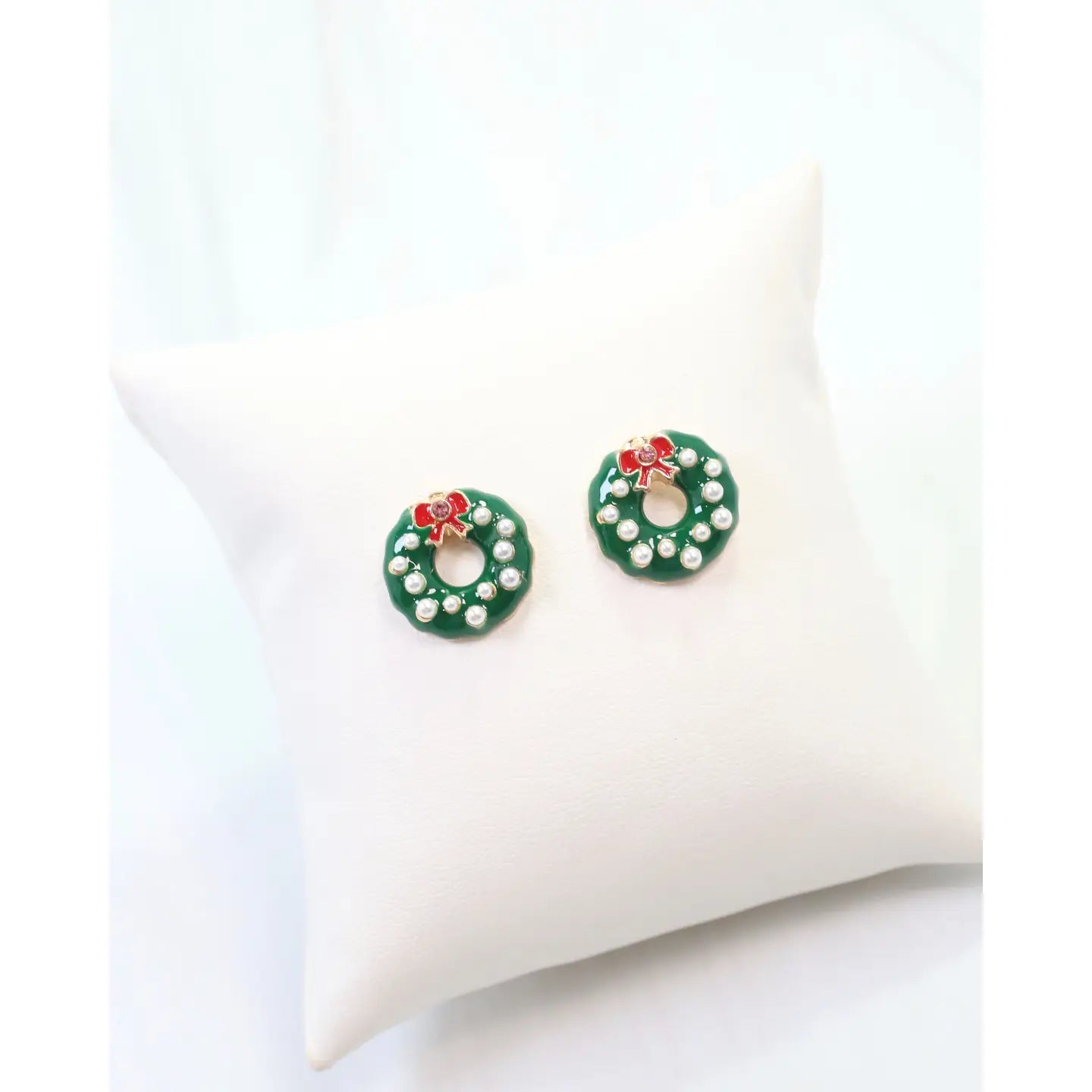 Rockin the Wreath Stud Pearl